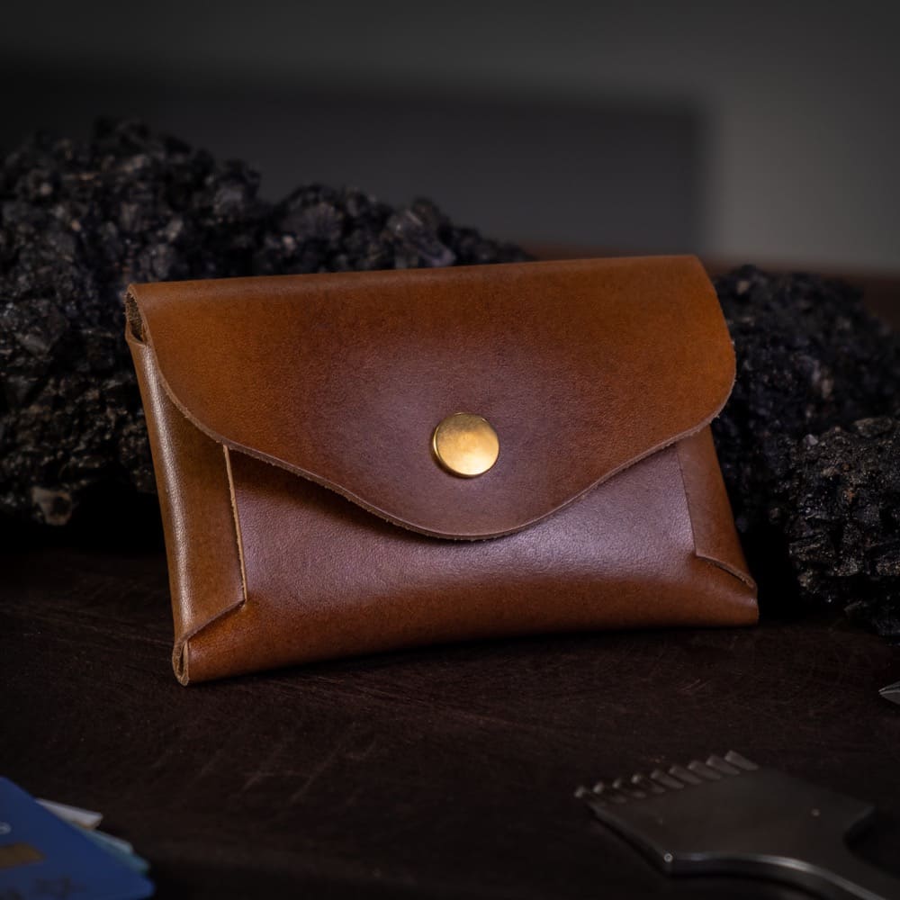 Một chiếc ví da thật đựng thẻ đơn giản từ chất liệu da thuộc thảo mộc Vegtan