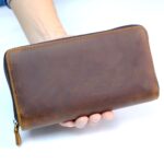 Mẫu Clutch được hoàn thiện từ chất liệu da bò sáp ngựa điên bền bỉ chắc chắn