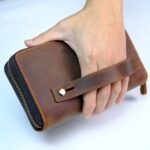 Mẫu Clutch da bò sáp với đai cố định tay chắc chắn gọn gàng dễ dàng cầm nắm vận động