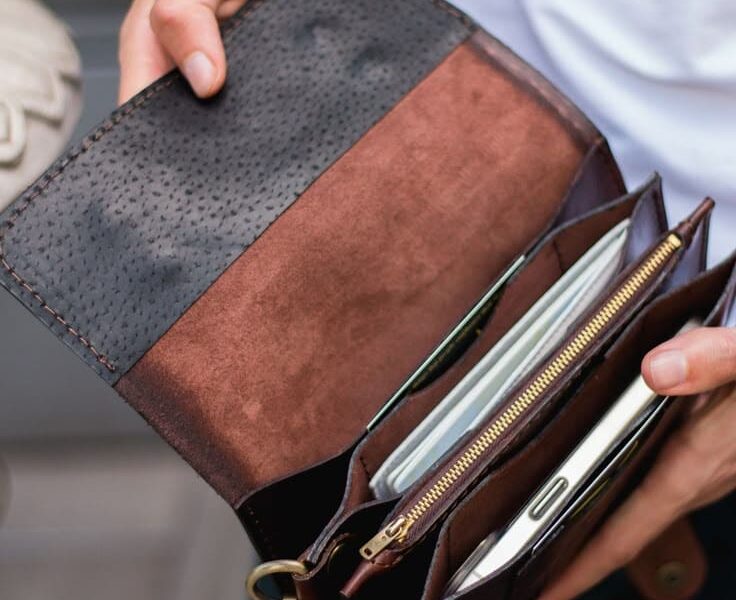 Clutch da bò thật được hoàn thiện thủ công tỉ mỉ kỹ càng