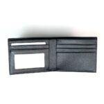 Thiết kế đơn giản với 6 ngăn thẻ, 1 ngăn ảnh, 2 ngăn tiền và 1 ngăn khoá kín