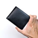 Mẫu ví nhỏ gọn với kích thước gập đôi là 11 x 9cm dễ dàng bỏ túi