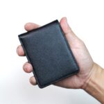 Ví nam thiết kế nhỏ gọn cầm tay tối ưu kích thước với chất liệu da thật cao cấp