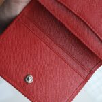 Nắp gập có cúc bấm chắc chắn, bề mặt da bò vân Epsom chống xước chống nước cực kỳ hiệu quả
