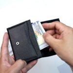 Ngăn lớn để tiền có hông mở rộng nên dễ dàng để được 20 - 30 tờ tiền gấp đôi đáp ứng thoải mái nhu cầu cá nhân
