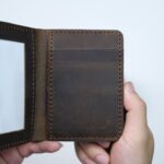Các ngăn thẻ trên ví được ke viền cẩn thận, Đường nét đục khâu thủ công tạo điểm nhấn cho sản phẩm
