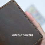 Đường khâu thủ công dày chắc là điểm nhấn trên dòng ví da sáp của Bulltino