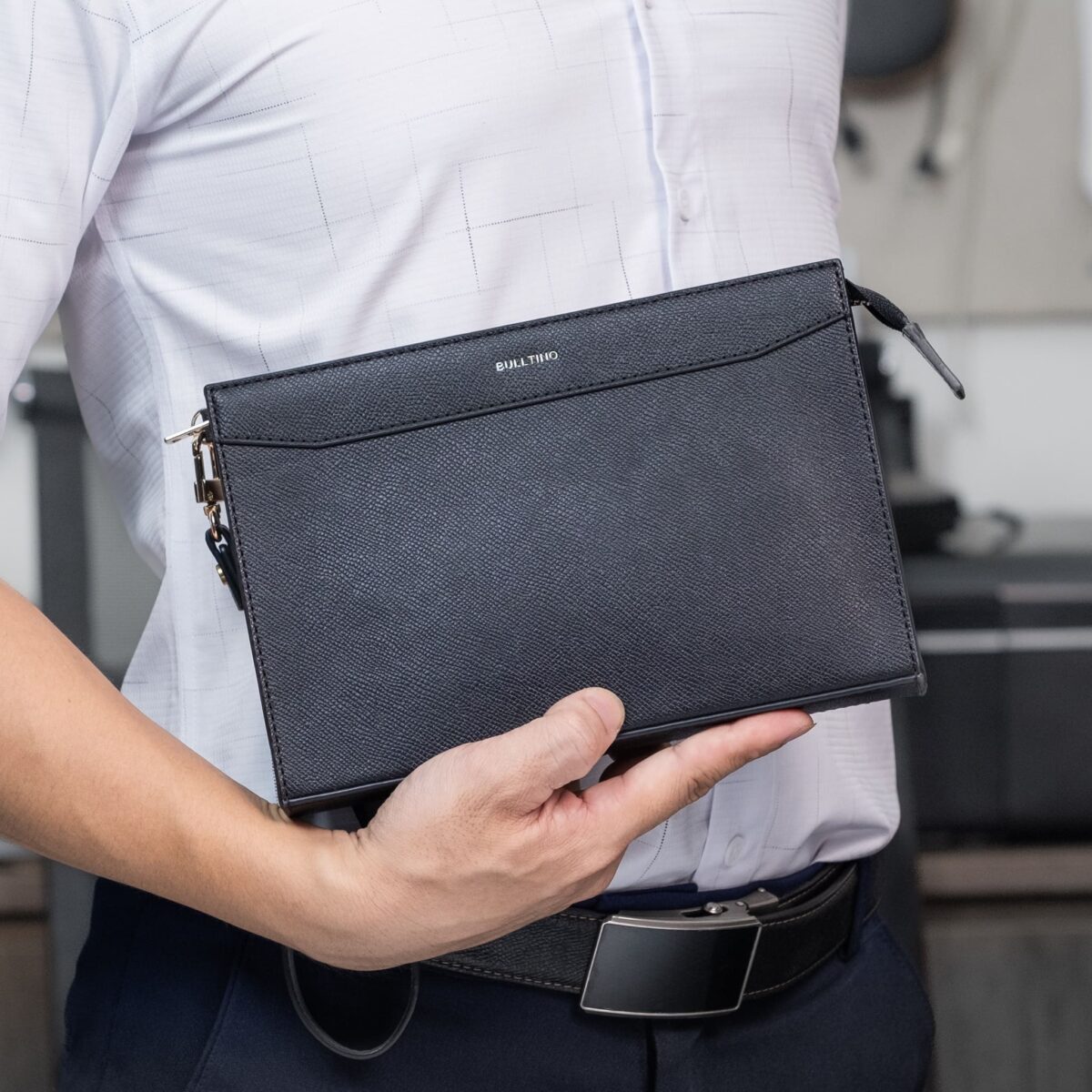 Mẫu Clutch nam cầm tay gọn gàng sang trọng từ dòng da Epsom nổi tiếng