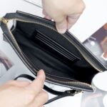 Nội thất đơn giản với không gian để đồ chính, ngăn phụ và ngăn thẻ đa năng