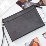 Chất liệu da epsom được sử dụng trên mẫu Clutch cầm tay cmk1223 nhà Bulltino