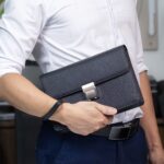 Mẫu túi nam nhỏ gọn sang trọng cầm tay chất liệu da bò khoá số được nhiều người yêu thích của Bulltino