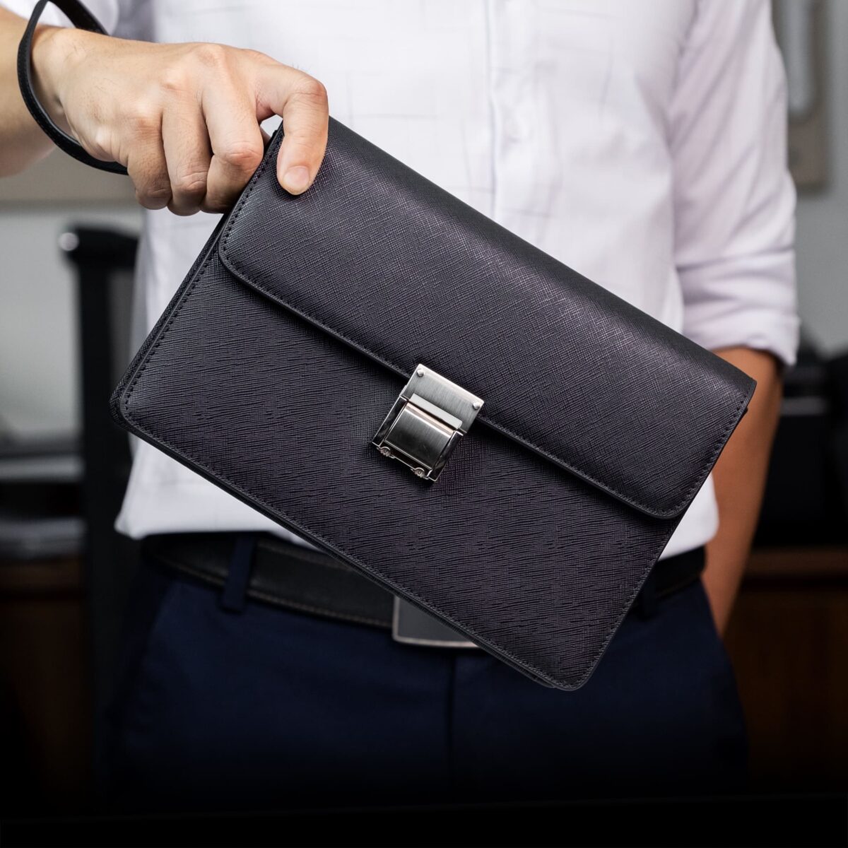 Mẫu Clutch cầm tay cao cấp khoá số da bò safiano lựa chọn phù hợp cho dân công sở