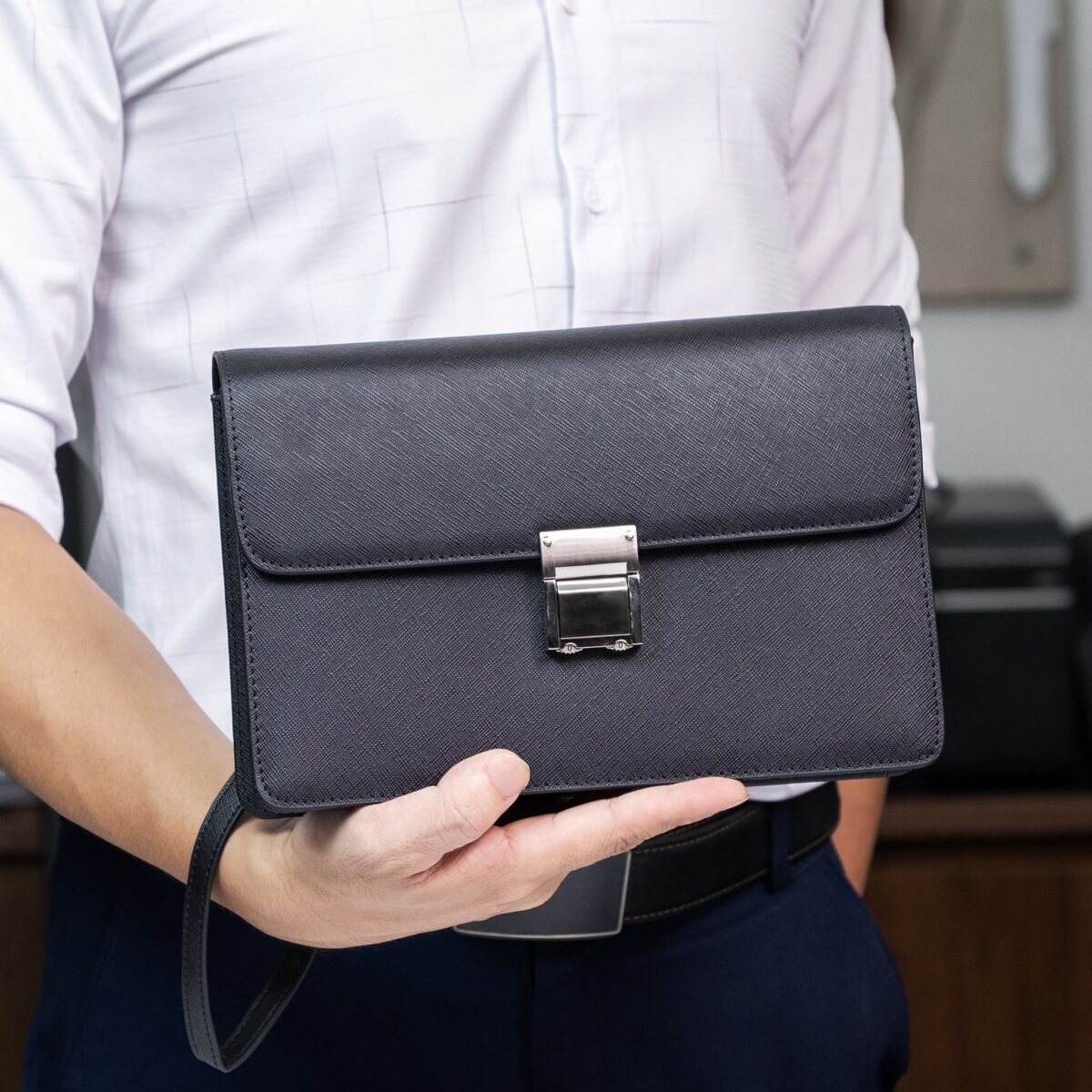 Mẫu Clutch sạng trọng với thiết kế đơn giản lịch lãm nhưng cũng cực kỳ sang trọng đăng cấp