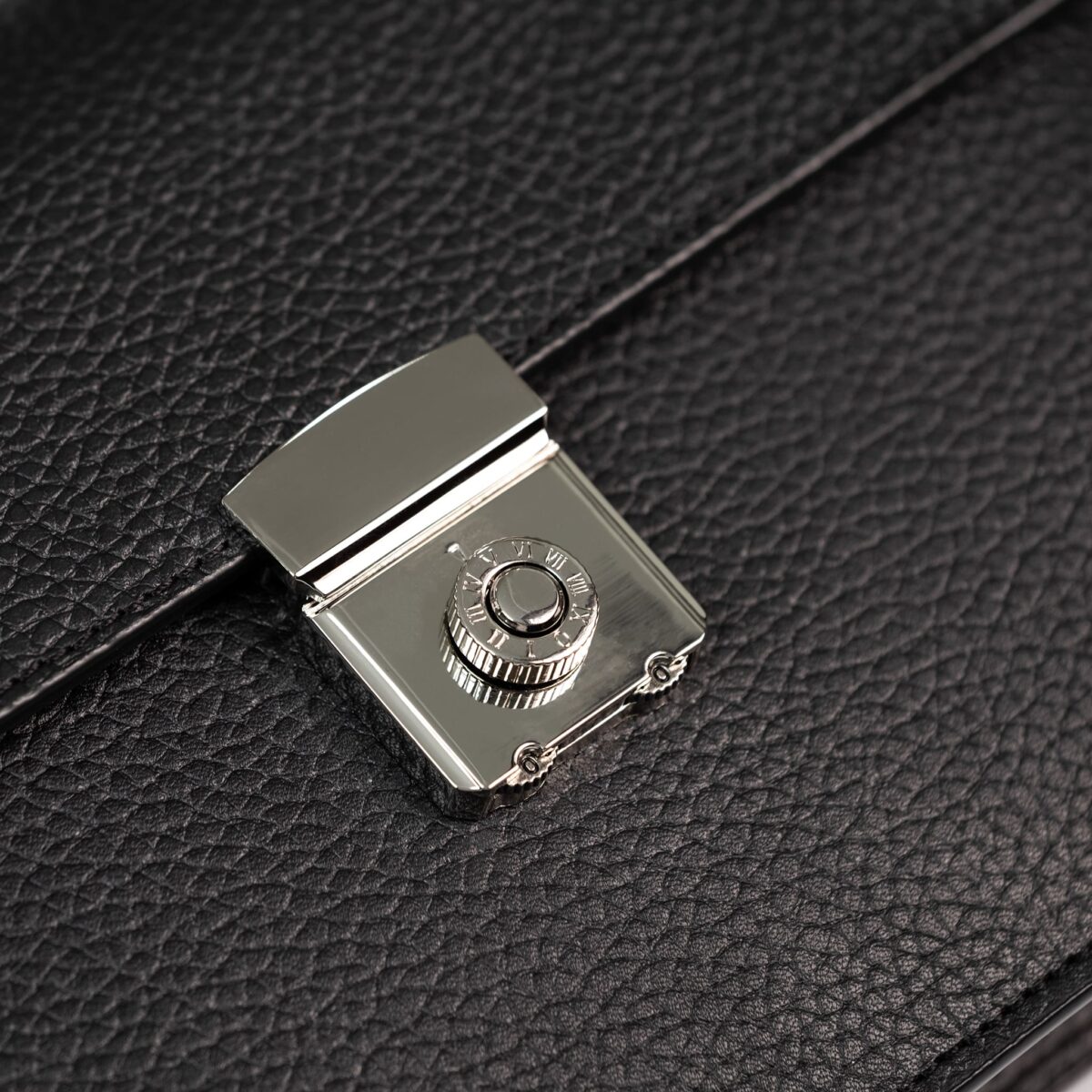 Khoá số 3 nút sang trọng với núm xoay cao cấp trên mẫu Clutch cầm tay CMK1228 Bulltino