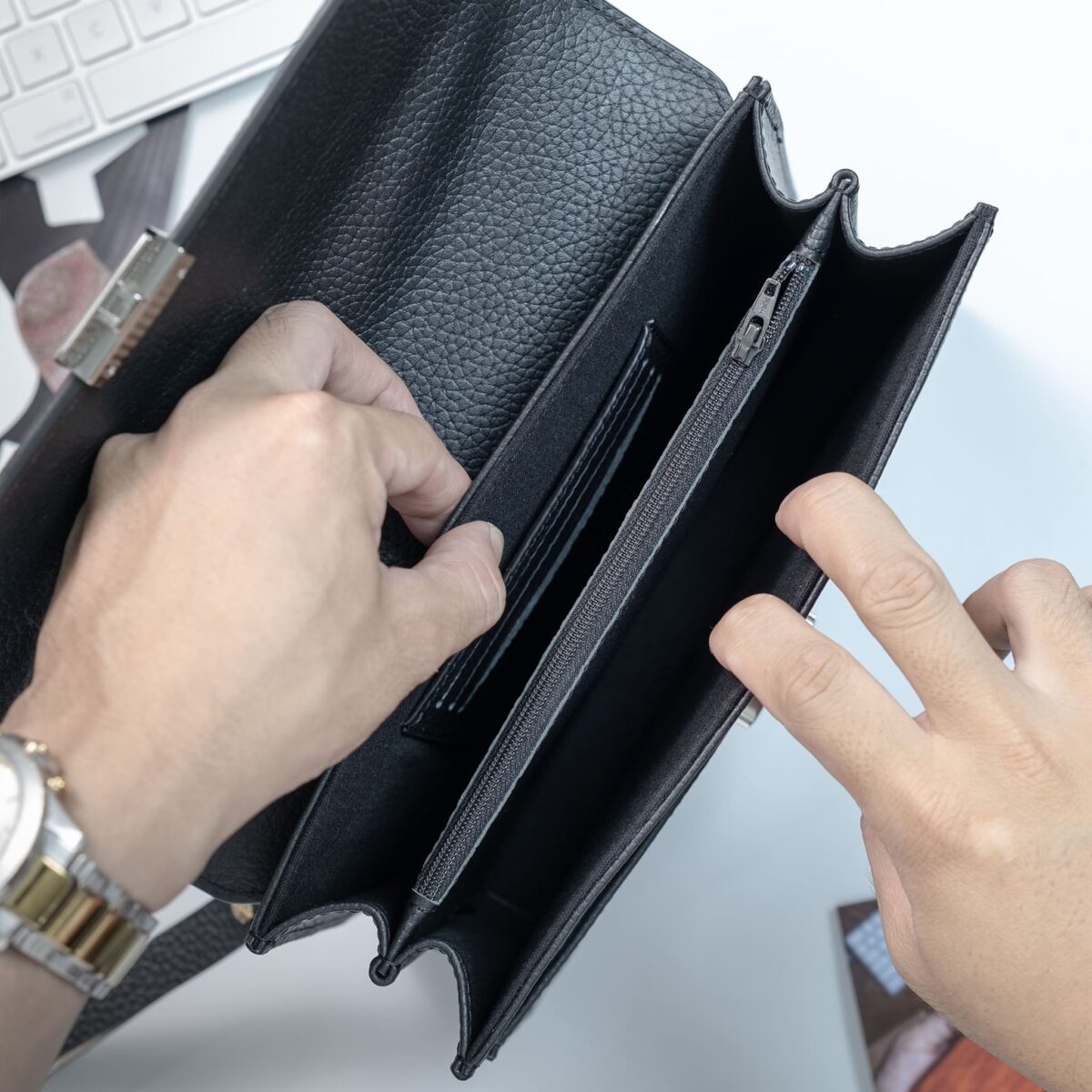 Nội thất bên trong túi bao gồm 2 ngăn lớn, 1 ngăn khoá kéo, 1 ngăn thẻ và một ngăn phụ bên ngoài