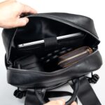 Nội thất rộng rãi với ngăn riêng để máy tính, ngăn vách lớn cùng không gian để đồ chung thoải mái