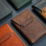Thiết kế nắp gập độc đáo gọn gàng với những tông màu da độc đáo là điểm nổi bật của mẫu ví này