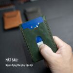 Mặt sau có ngăn thẻ tiện lợi để vé xe hay thẻ thang máy, căn hộ