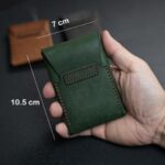 Mẫu ví đựng tiền nhỏ gọn nắp gập được thiết kế mới mẻ khâu tay thủ công từ dòng da bò thuộc Pueblo màu xanh Olive
