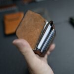 Ví có ngăn đựng thẻ lớn với khả năng để 8-10 thẻ cùng khoảng 15 tới 20 tờ tiền giấy