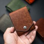 Ví mini pocket từ da bò thảo mộc Pueblo nhỏ gọn đẹp mắt màu Tabacco