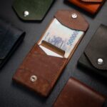 Ví có thiết kế nắp gập hiện đại để tối đa 45 tờ tiền các loại vượt trội so với các dòng ví truyền thống